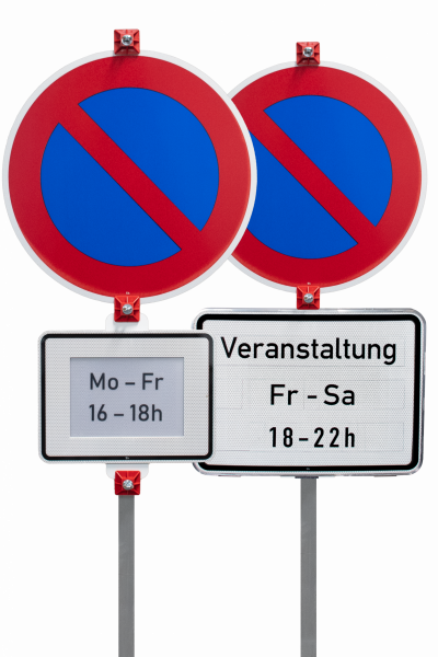 Verkehrsschild Eingeschränktes Halteverbot darunter das Datensteckschild mit Aufschrift „Fr-Sa 18-22h“ und einmal mit dem Einschubschild mit Aufschrift „Mo–Fr 16–18h“