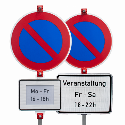 Verkehrsschild Eingeschränktes Halteverbot darunter das Datensteckschild mit Aufschrift „Fr-Sa 18-22h“ und einmal mit dem Einschubschild mit Aufschrift „Mo–Fr 16–18h“
