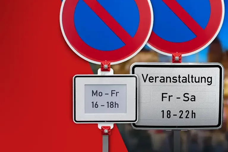 Einschubschild und Datensteckschild unter einem Halteverbotsschild mit Beispielbeschriftung auf dekorativem Hintergrund.