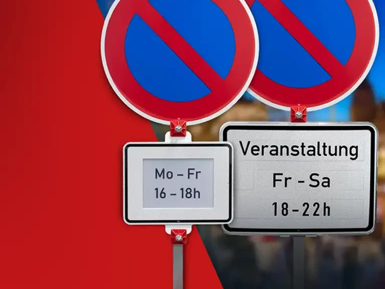 Einschubschild und Datensteckschild unter einem Halteverbotsschild mit Beispielbeschriftung auf dekorativem Hintergrund.