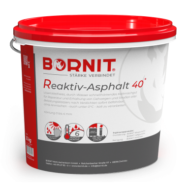 Bornit Reaktiv-Asphalt 40 Eimer mit der Aufschrift „Reaktiv-Asphalt 40“ und rotem Deckel vor transparentem Hintergrund