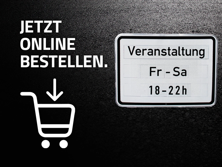 Dargestellt ist ein Datensteckschild mit der Aufschrift "Veranstaltung Fr-Sa 18-22h". Daneben befindet sich der Verweis zum Webshop "Jetzt online bestellen.".