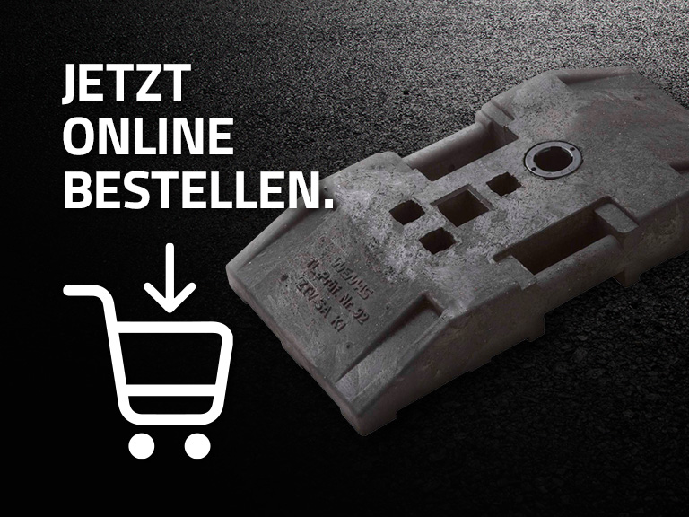 Graue Kunststoff-Fußplatte für Absperrtechnik, daneben der Text ‚Jetzt online bestellen.‘ und ein Einkaufswagen-Symbol