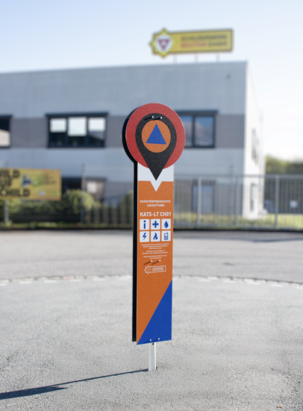 KAT-Leuchtturm als Katastrophenschutz-Leuchtturm im Außenbereich, Stele mit Piktogrammen für Notfalltreffpunkt, Informationsstelle und Versorgung bei Krisenlagen