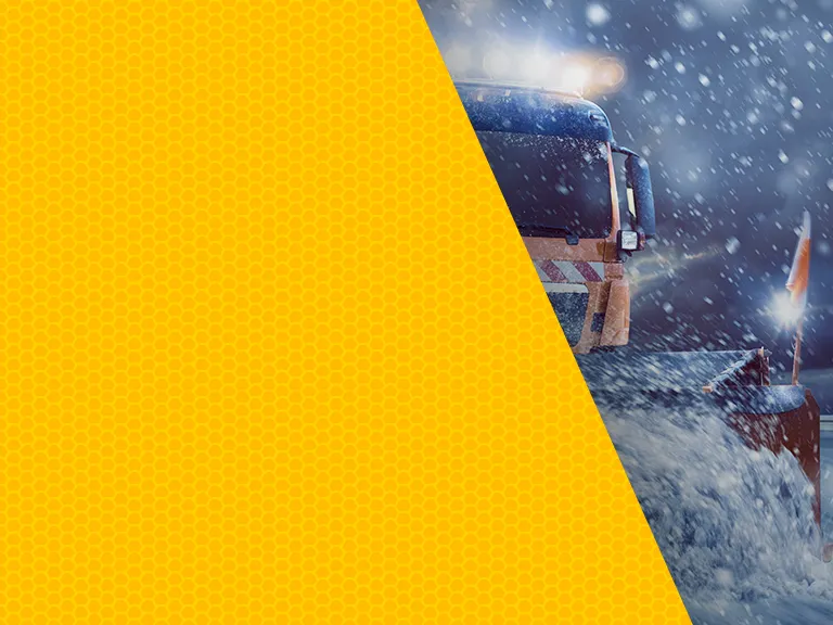 Winterdienstfahrzeug im nächtlichen Schneeeinsatz mit Räumschild und Warnleuchten, grafisch kombiniert mit gelber, reflektierender Fläche.