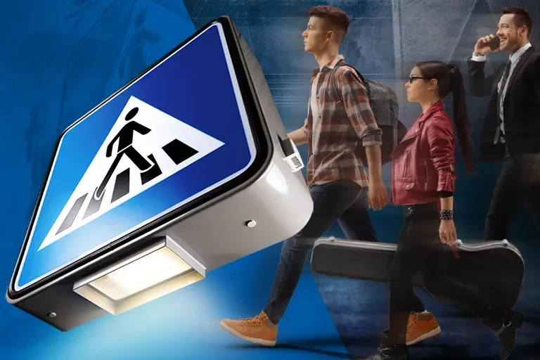 Beleuchtetes Fußgängerüberweg-Schild (Zeichen 350) vor drei gehenden Personen auf blauem Hintergrund.
