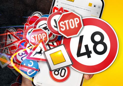 Schilderwerk-Beutha-48h Eine Hand hält ein Smartphone mit einem Strudel an Verkehrs- und Ortsschildern.