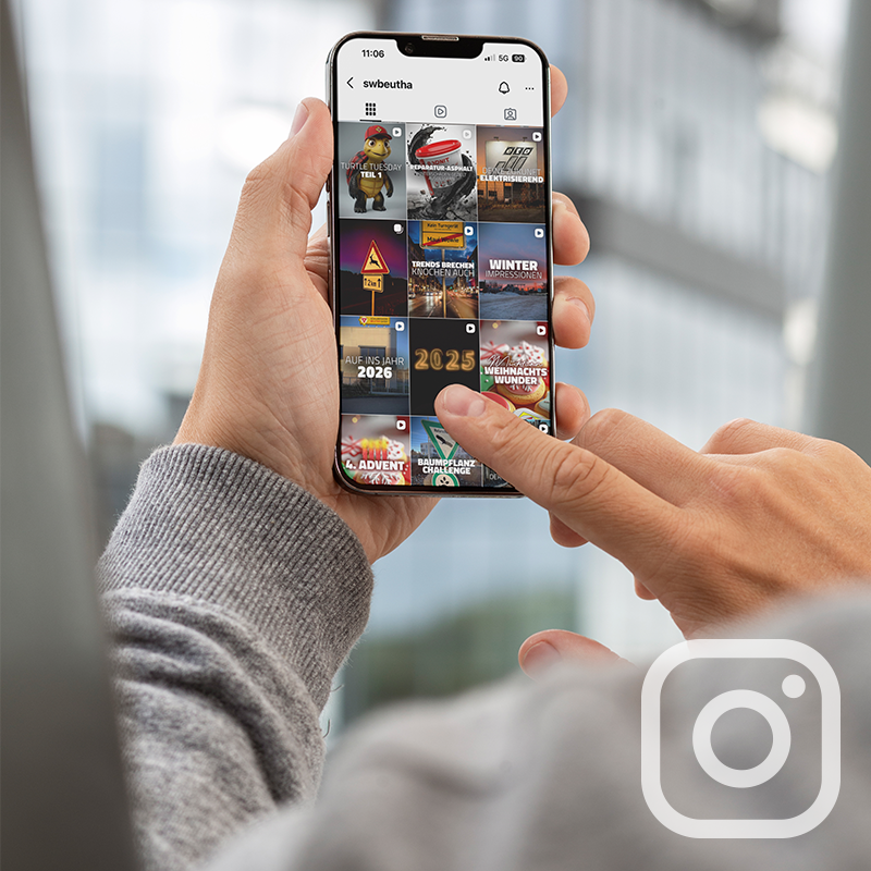 Instagram-Profil von Schilderwerk Beutha auf einem Smartphone