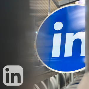 LinkedIn-Logo auf Unternehmensschild in einer Produktionsumgebung