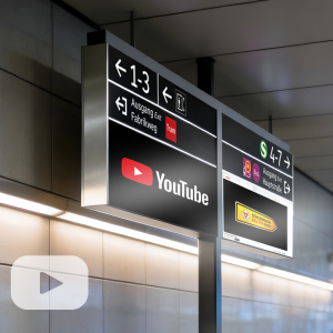 Modernes Wegeleitsystem mit digitaler Anzeige und Werbeeinblendung im Bahnhof