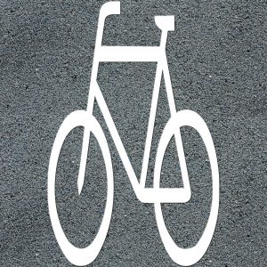 Bodenmarkierungen Fahrrad-Piktogramm als weiße Straßenmarkierung auf Asphalt zur Kennzeichnung eines Radwegs – Lösungen von Schilderwerk Beutha