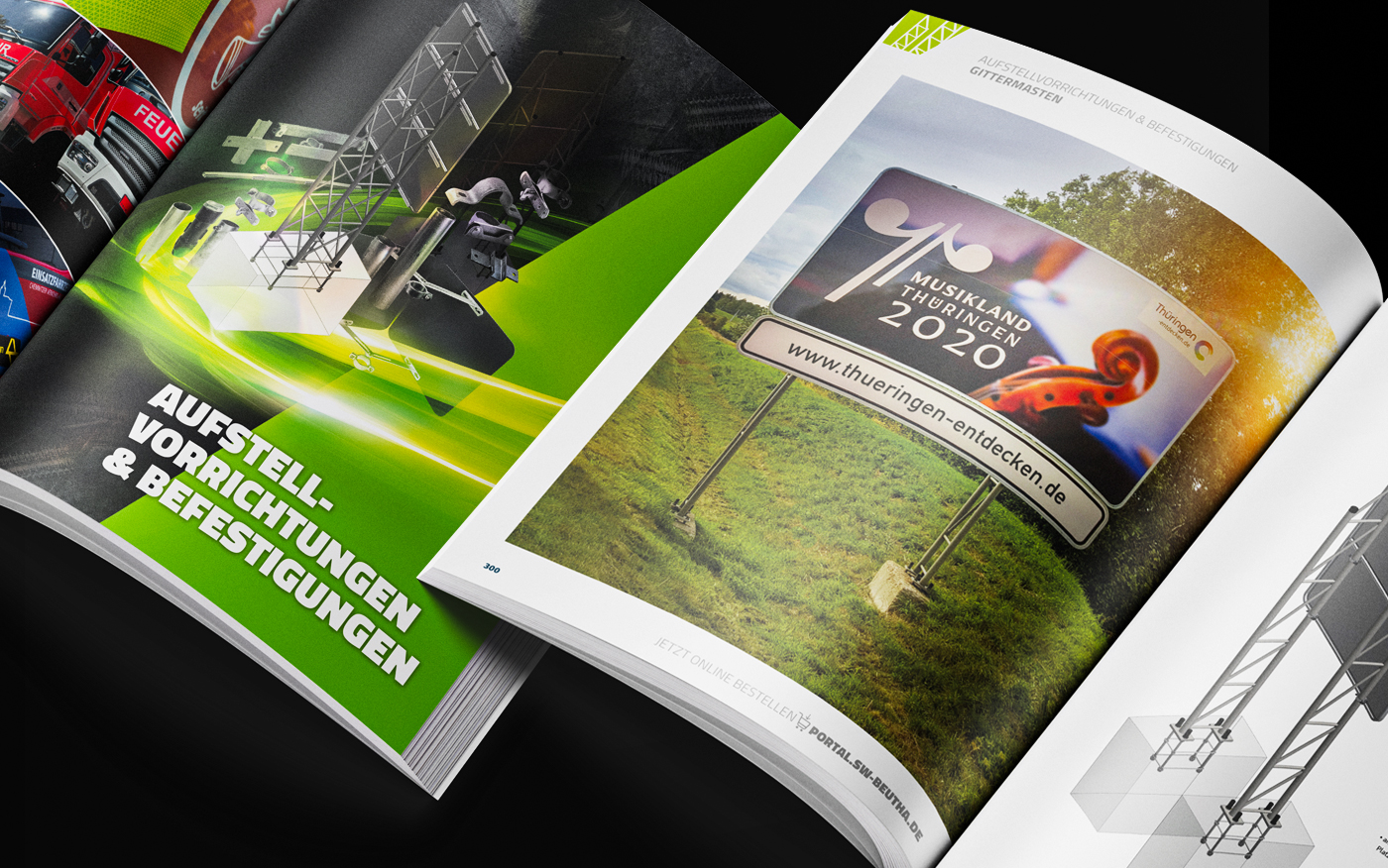 Geöffneter Verkehrsschilder-Katalog mit Aufstellvorrichtungen, Befestigungen und großem Werbeschild auf Gittermasten