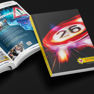 Geöffneter Verkehrsschilder-Katalog 2026 mit virtueller Verkehrsschau und Titelmotiv auf schwarzem Hintergrund