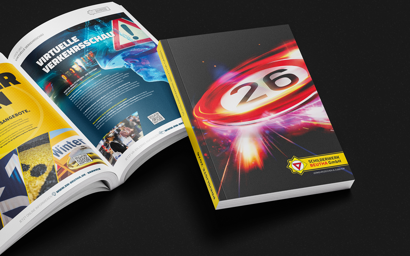 Geöffneter Verkehrsschilder-Katalog 2026 mit virtueller Verkehrsschau und Titelmotiv auf schwarzem Hintergrund