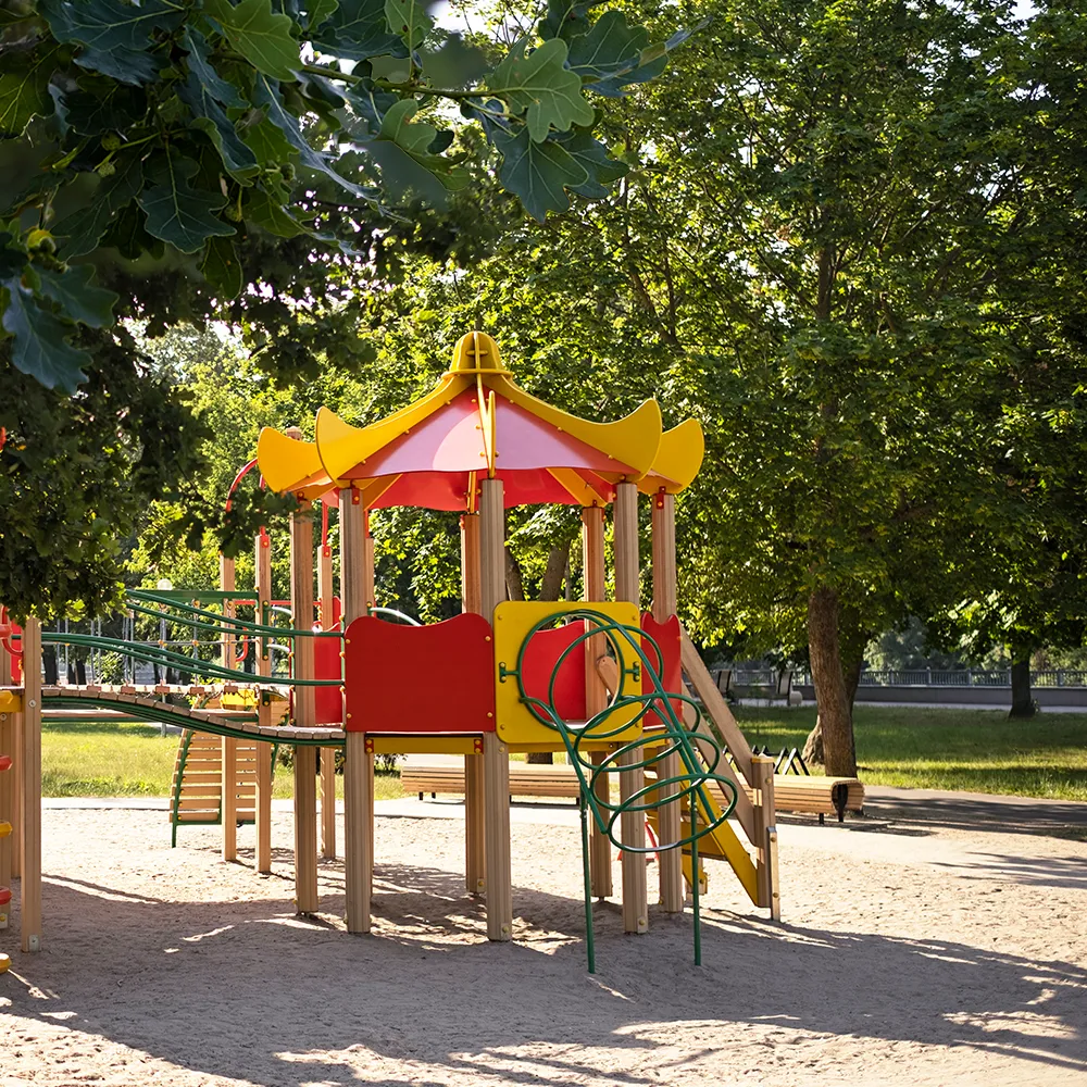 Öffentlicher Spielplatz unter Eichen Spielplatz unter Eichen in einer öffentlichen Grünanlage.