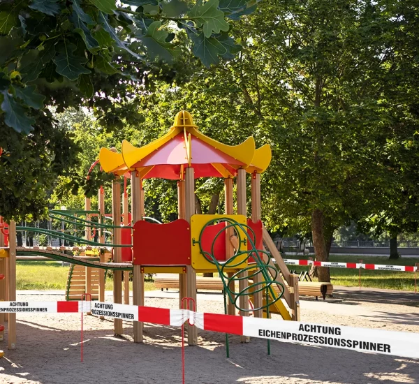 Abgesperrter Spielplatz wegen Eichenprozessionsspinner Absperrband sperrt einen Spielplatz unter Eichen wegen Eichenprozessionsspinner ab.