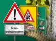 Warnschilder, Hohlkammerplakate und Raupe des Eichenprozessionsspinners.