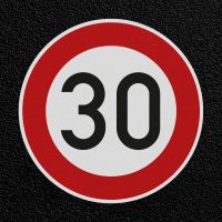 Verkehrszeichen Tempo 30 temporäre Bodenmarkierung Verkehrszeichen „Zulässige Höchstgeschwindigkeit 30 km/h“ auf Betonuntergrund.