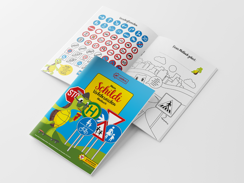 Aufgeklapptes Malbuch namens "Schildi" mit Verkehrszeichen und einer Straße zum Ausmalen.
