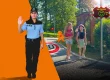 Newsgrafik zum Pilotprojekt in Scheibenberg mit Warnfigur, Schulkindern, Tempo-30-Bodenaufkleber und digitaler Geschwindigkeitsanzeige.