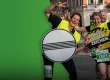 Mitarbeitende des Schilderwerk Beutha beim Firmenlauf in Chemnitz mit auffälligen Schildern und guter Stimmung.