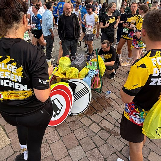 Teilnehmende des Schilderwerk Beutha beim Firmenlauf Chemnitz 2026 in Teamshirts mit dem Aufdruck „Folge diesen Zeichen“.
