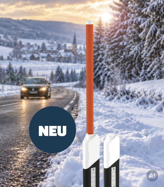 Ausziehbarer Schneeleitstab im Leitpfosten Ausziehbarer orangefarbener Schneeleitstab, der in einen Leitpfosten integriert ist, an einer verschneiten Straße.