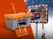 Winterdienst-Produkte mit Streugutbehälter, Schneeschieber, Streuwagen, Leitpfosten und Verkehrsspiegel im Schnee.